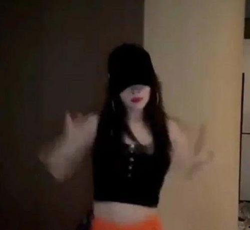 吃瓜群众吃皮裤视频播放,皮裤视频播放引发全网狂欢